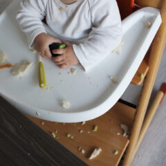 乳児に食事を与えるために必要なこと